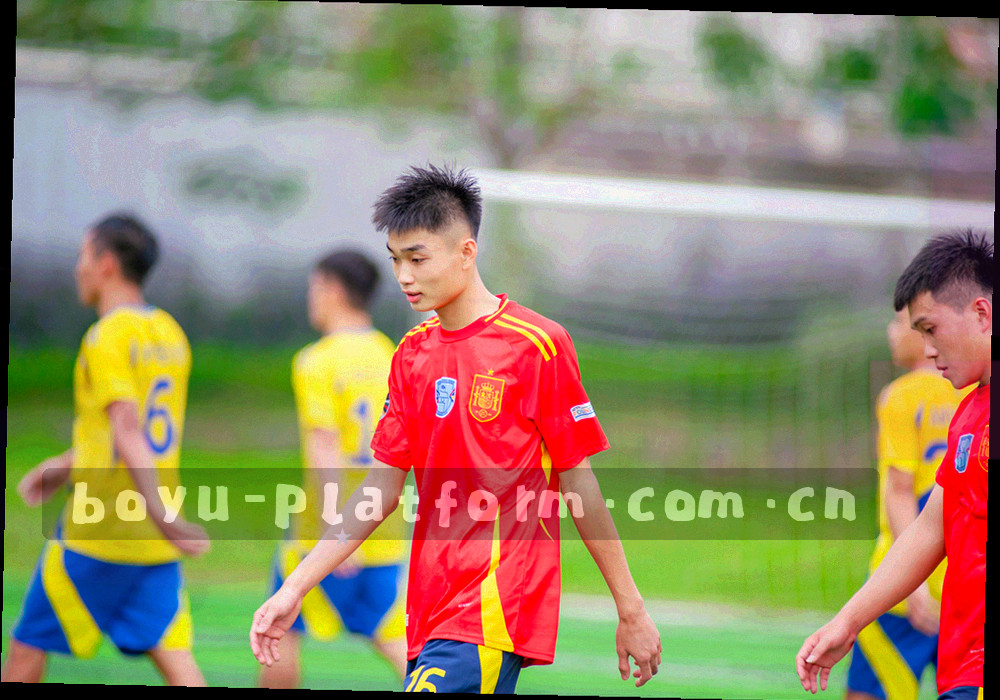 三台电子设备排列，屏幕显示不同年代的数据面板界面